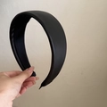 Dettaglio della texture in pelle sintetica nera di alta qualità su questa fascia larga per capelli - Nero