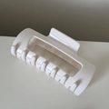 Dettaglio macro della pinza per capelli in silicone bianco crema con design antiscivolo - Fermaglio Quadrato Bianco