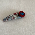 Detailopname van een BB-haarspeld met rood-blauw geruite stof en hondenlogo-knop - Rode Ruit Hond Ronde Clip