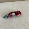 Detailweergave van de retro geruite haarclip met rode harsknop en metalen veerclip - Rode Ruit Blauwe Strik Ronde Clip