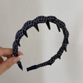 Vue détaillée du serre-tête en tissu à carreaux bleu foncé avec dents antidérapantes - Style Rayé Marine Blanc