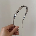 Dettaglio del cerchietto in acetato con motivo a tartaruga e finitura lucida a specchio - 7# Cerchietto per Occhiali Stampa Leopardata Grigia