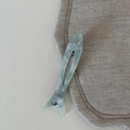 Detail der fischförmigen Acetat-Haarspange mit Marmortextur und Strass-Akzenten - Blauer Fisch (4#) / Blau