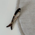 Detaillierte Makroansicht der fischförmigen Acetat-Haarklammer mit Schildpattmuster und Strass - Weiß-Schwarz Textur Fisch (3#) / Black And White Marble