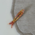 Detail einer süßen Fisch-Haarklammer mit Marmortextur und glänzendem Strassstein - Orangerot Textur Fisch (2#) / Orangerot