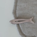 Detail der rosa Fisch-Haarspange mit Harztextur und funkelndem Strassstein-Augendetail - Rosa Fisch (1#) / Rosa