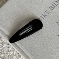 Barrette à cheveux triangulaire en velours noir mat avec base métallique à clipser - Pince à cheveux noire goutte d'eau