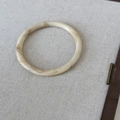 Dettaglio di un bracciale in resina beige con trama marmorizzata marrone su tessuto - Bianco Crema (5# Piccolo)