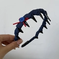 Détail du serre-tête en denim bleu avec dents noires, nœud rouge et étiquette tissée - Serre-tête À Dents Bleu Marine Uni