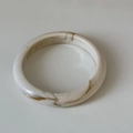 Dettaglio di un bracciale in resina retrò con motivo in marmo vintage e effetto tartaruga - Bianco Crema (7# Medio)