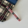 Dettaglio di un fermaglio per capelli in acrilico con classico motivo a quadri rosso e nero - 3# Clip per Capelli a Strisce Rosso Blu