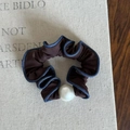 Bruine en blauwe scrunchie met grote witte parel op een vintage stoffen achtergrond - Bruin Blauwe Rand Met Parel (2#蓝边发绳珍珠)