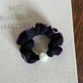 Detailopname van een zwarte scrunchie met paarse randen en een grote kunstmatige parel - Zwart Paarse Rand Met Parel (4#紫边发绳珍珠)
