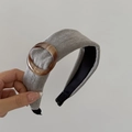Detalle de la diadema de terciopelo gris con hebilla de resina con patrón de ámbar café - Gris