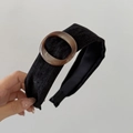 Detalle de la diadema de terciopelo con aro de resina ámbar y forro de tela negra suave - Negro