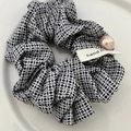 Coletero a cuadros blancos y negros con perla rosa y etiqueta hecha a mano - Coletero Pequeño con Textura Azul Perla Rosa (4#)