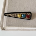 Fermaglio per capelli leopardato con cuori 3D colorati su sfondo in lino naturale chic - Leopardo Chiaro Bordo Nero Triangolo (1#)