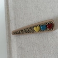 Dettaglio molletta per capelli leopardata con cuori 3D rossi, blu e gialli - Leopardo Chiaro Bordo Tè al Latte Triangolo (4#)