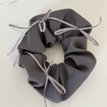 Detalle de un coletero gris oscuro estilo ballet con lazos decorativos de satén - Decoración de Tres Lazos / Gris