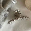 Pince à cheveux en tweed bleu et rouge avec un détail de cœur en velours taupe - Pince Coeur Gris en Tweed Multicolore