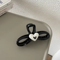 Pince à cheveux noire élégante avec détail de cœur blanc dans un décor minimaliste - Pince Coeur Blanc Noir Brillant