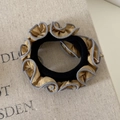 Detail van vintage scrunchie met kaki ruigrand en grijze overlock-stiksels - Melkthee Gegolfd Haarelastiekje