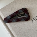 Détail macro du tissu à carreaux vintage rouge et gris sur une pince à cheveux BB - Triangle / Plaid Rouge Brique Gris