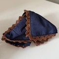 Fermaglio per capelli in denim blu scuro con pizzo marrone su sfondo bianco - Pinza per Capelli Denim Triangolo Bordo Marrone