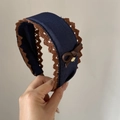 Dettaglio del cerchietto in tessuto blu navy con pizzo marrone e fiocco con ciondolo dorato - Cerchietto Denim Tesa Larga Bordo Marrone