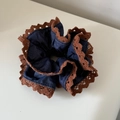 Dettaglio dell'elastico in denim blu navy con bordo in pizzo marrone all'uncinetto - Elastico per Capelli Denim Vita Sottile Bordo Marrone