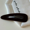 Primer plano de pinza de gota en terciopelo marrón sobre tela bordada blanca - Estilo de Gota Marrón (1#)