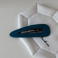 Primer plano detallado de pinza para el pelo BB de terciopelo verde con costura fina - Estilo de Gota de Agua Azul (3#)