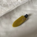 Détail d'une barrette en velours jaune moutarde avec une plaque dorée gravée SMILE - Pince Floquée Jaune Gingembre Étiquette Or Sans Trace