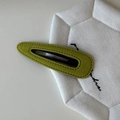 Primer plano detallado de pinza para el pelo de terciopelo verde con costura fina - Estilo de Gota Amarillo Jengibre (4#)