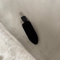 Detailansicht der schwarzen Samt-Textur und des Entenschnabel-Clips dieser eleganten Haarspange - Schwarz Beflockte Markierungsfreie Spange