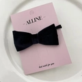 Barrette à cheveux avec nœud en velours noir sur carte rose placée sur un plateau blanc - Elastique Nœud Perle en Velours Noir (10#)