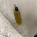Detail einer senfgelben Samt-Haarspange auf einem minimalistischen Keramiktablett - Ingwergelb Beflockte Markierungsfreie Spange