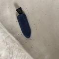 Gros plan d'une barrette à cheveux en velours bleu au design vintage sur un plateau - Pince Floquée Bleue Sans Trace