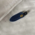 Détail macro d'une barrette en velours bleu foncé avec décoration Smile Happy dorée - Pince Floquée Bleu Foncé Étiquette Or Sans Trace