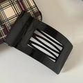 Detailansicht der inneren BB-Clip-Struktur dieser schwarzen quadratischen Haarklammer - Schwarz