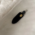 Détail d'une barrette en velours bleu avec une plaque dorée gravée SMILE HAPPY élégante - Pince Floquée Noire Étiquette Or Sans Trace