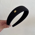 Chique zwarte gevoerde hoofdband met vintage gouden Smile Happy metalen badge decoratie - Verdikte Brede Rand met Gouden Label / Zwart (#2)