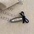 Detailansicht der süßen blauen Haarklammer mit grauer Harzbeschichtung und Edelstein - Silber Wassertropfen Stil / Dunkelblau