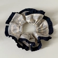 Detailopname van gestreepte blauw-witte scrunchie met donkerblauwe ruches en plooien - Type 2 Gestreepte Open Scrunchie