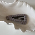 Dettaglio di un fermaglio per capelli vintage a scacchi blu e marroni su un vassoio - Blu Tè al Latte a Strisce Stile Triangolo (7#)