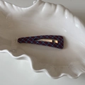 Gros plan sur une pince à cheveux à carreaux rouge et bleu sur un plateau coquillage - Rouge Brique Bleu Rayé Style Triangle Long (8#)