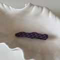 Détail d'une pince à cheveux à carreaux rouge et bleu sur un plateau en céramique - Rouge Brique Bleu Rayé Style Triangle Long (10#)