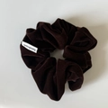 Coletero de terciopelo marrón oscuro con etiqueta hecha a mano para peinados suaves - Estilo Etiqueta Hecha a Mano / Marrón
