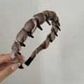 Dettaglio di un cerchietto in tessuto a quadri marrone con piccoli fermagli antiscivolo integrati - Quadri Tè al Latte (4#奶茶纹理带齿发箍)