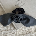 Chouchou élégant en tissu à rayures gris foncé avec rose et nœud sur un livre crème - Chouchou à Nœud Gris Rayé